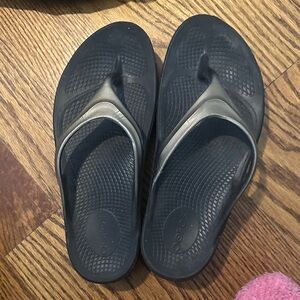 OOFOS Black and Metallic Gray Women's Thong Sandals